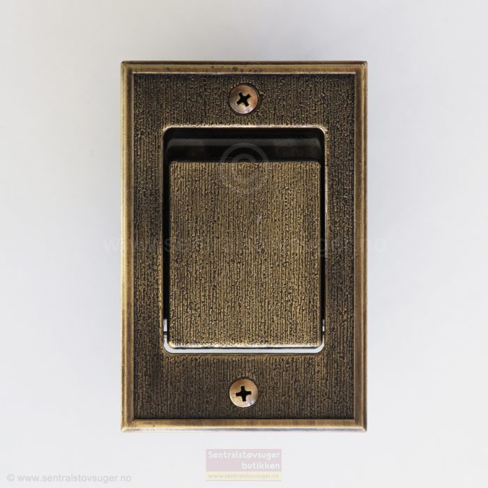 Sugekontakt 10.: Antikk messing flat innfelt med firk. Lokk